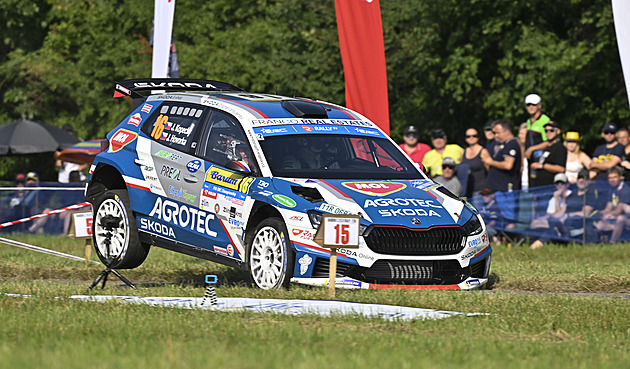 Barum Rally je v polovině, ve vedení se drží Kopecký. Další favority zlobí defekty