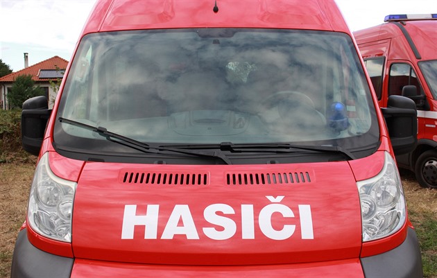 V Duchcově hoří střecha domu, hasiči zachraňují lidi ze střechy