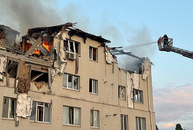 Rusko vyslalo balistickou raketu i drony na Charkov. Zabilo tři lidi, další zranilo