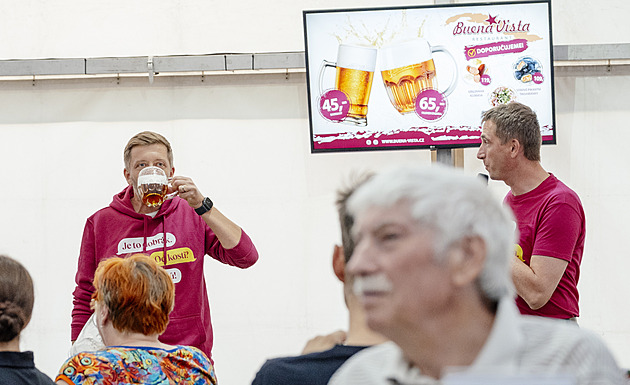 Chci být silnější než v ODS, řekl šéf STAN Rakušan. Vyjel za voliči na pivo