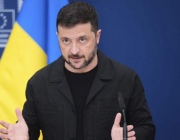 Poradce Trumpa nadhodil, že by si Zelenskyj mohl vzít oblek. Ten přání splnil