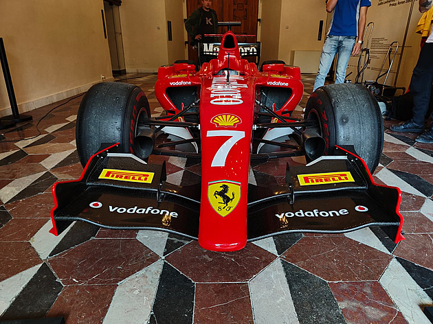 Fantom českých dálnic opět v akci. Formule měla doprovod, byla i u benzinky