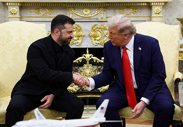 Zelenskyj dal Trumpovi golfovou hůl od vojáka. Dostal klíče od Bílého domu