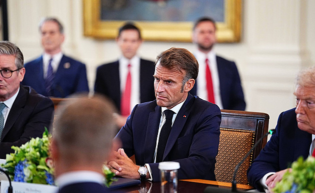 OBRAZEM: Kamenná tvář, ruce v kapse. Co o Macronovi říkají fotky z Bílého domu