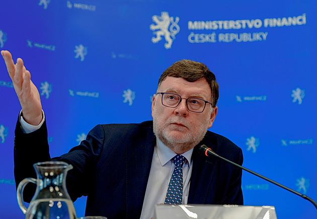 Kdo a proč radí ministrům. Úřady utratí o 50 milionů víc než loni