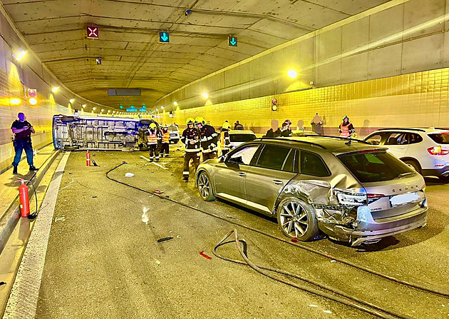 Tunel Blanka je částečně uzavřen po hromadné srážce. Dva lidé jsou zranění