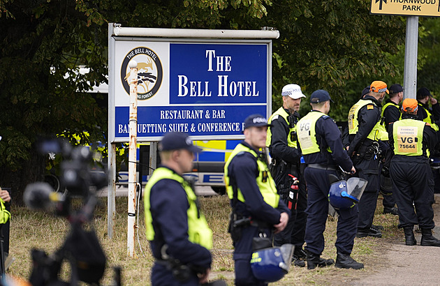Britský hotel byl cílem protestů. Nyní musí vystěhovat žadatele o azyl, rozhodl soud