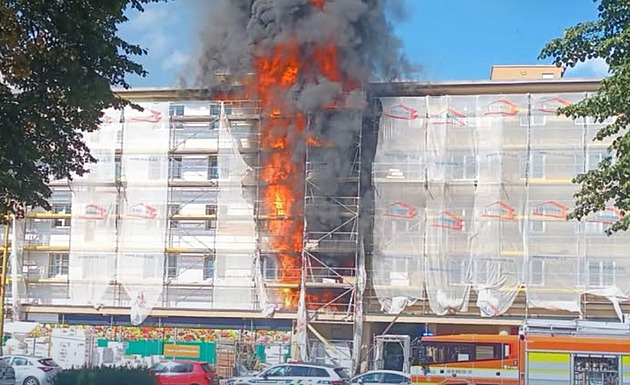 V centru Havířova hořel bytový dům, budovu zrovna zateplovali
