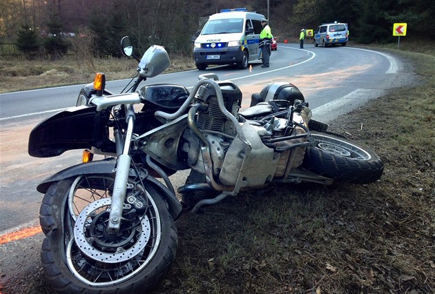 Motorkář se srazil s cyklisty a zemřel. Zraněné odvezli záchranáři do nemocnice