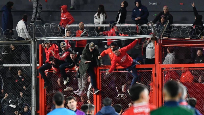 Drsná bitka na fotbale v Argentině: Knokaut tyčí i úprk zakrvácených fanoušků zachytilo video