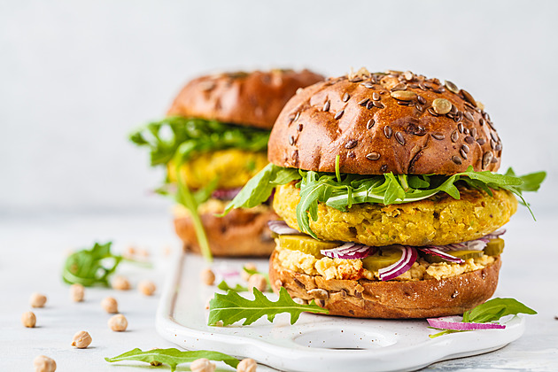 Boj o rostlinný burger: Zákaz je krok zpět, tvrdí obchodníci. Komora namítá živinami