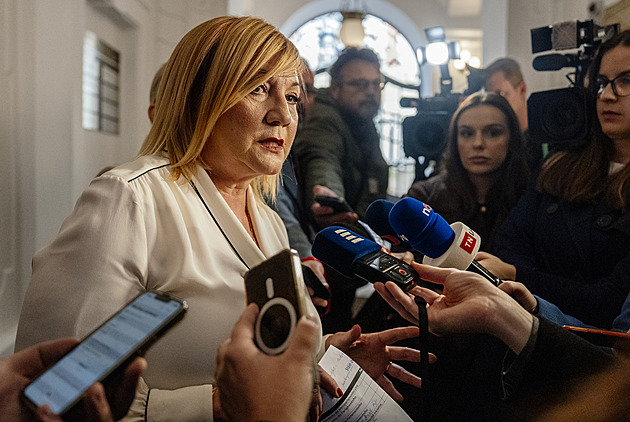 Vláda si bere zemi jako rozpočtové rukojmí, říká Schillerová. Ozval se i Kalousek