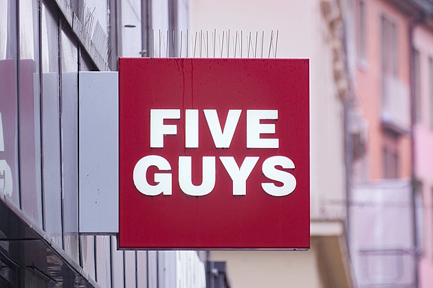 Řetězec Five Guys po odkladech konečně v Praze otevře pobočku