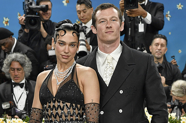 Pro známé lidi jsou soukromé věci citlivé, říká Dua Lipa o tajení snoubence