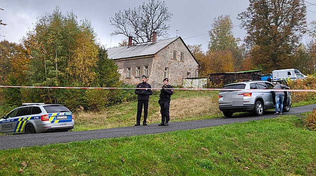 Podezřelým z dvojnásobné vraždy ve Smržovce je senior, střílel nelegální zbraní