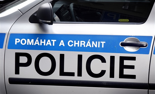 Policie v centru Plzně prověřuje podezřelý kufr, okolní doprava stojí