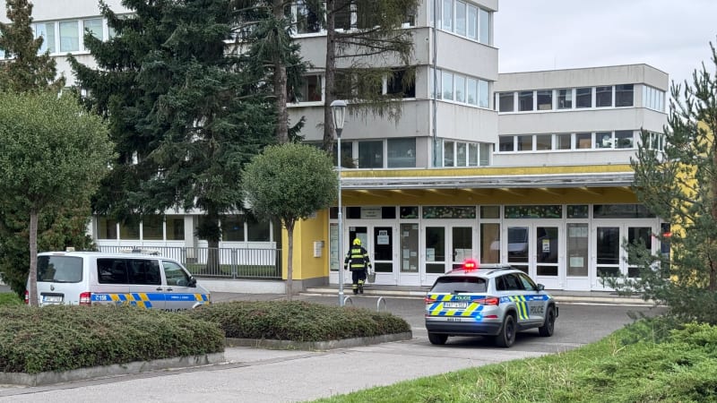 Zásahovka vtrhla do špatné školy. Policejní cvičení na Děčínsku skončilo velkým nedorozuměním