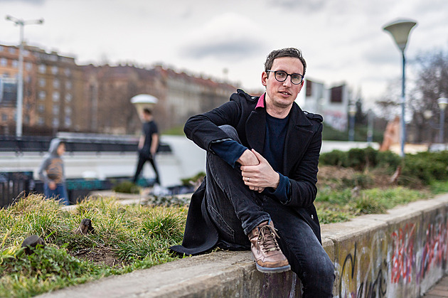 Lidé na sítích vyjadřují nenávist tak, aby ji později mohli popřít, přibližuje filozof