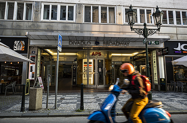 Rekordních 878 milionů za Broadway. Státu se letos aukce daří, jen Štiřín nikdo nechce