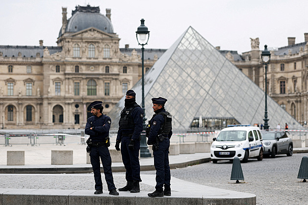 Poplach v Louvre. Zloději ukradli z muzea Napoleonovy šperky, jsou na útěku