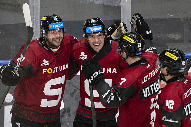 Sparta doma zaskočila Kometu, Třinec se osamostatnil na čele. Slaví i Pardubice