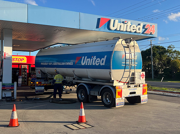 Austrálie zaostává se zásobami pohonných hmot. Hrozí potíže, varují kritici