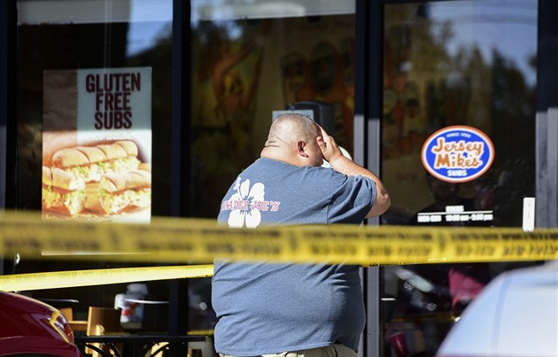 Hádka na parkovišti eskalovala u pokladny, teenager po pobodání vykrvácel