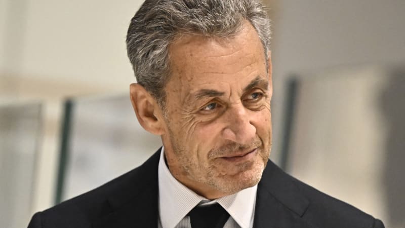 Francouzský exprezident Sarkozy nastoupil do vězení. „Vítej!“ křičeli na něj odsouzení