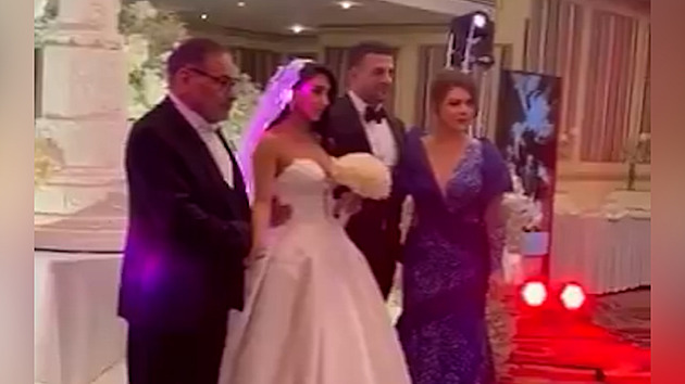 Výstřih až do pasu a ženy bez hidžábů. Íránský činitel sklízí kritiku za dceřinu svatbu