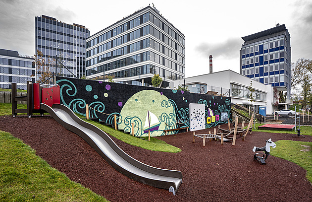 OBRAZEM: V Praze otevřeli novou náplavku, láká na griloviště i lezeckou stěnu