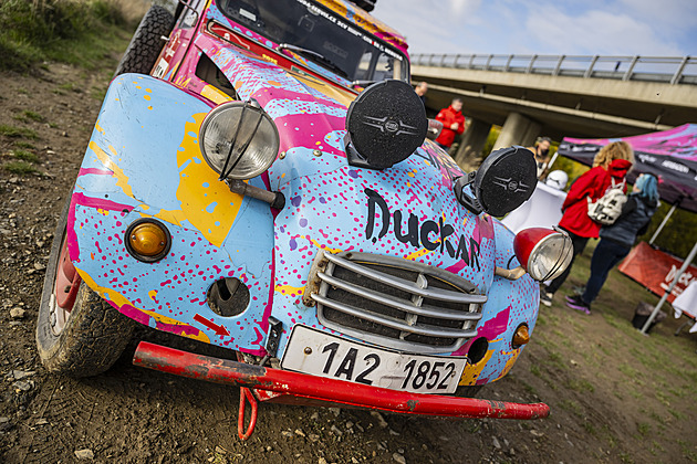 Dakarská kachna z Česka má dva motory a dvě převodovky. Podívejte, co umí