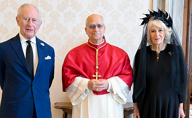 Po pěti stech letech. Papež a britský král usedli ve Vatikánu ke společné modlitbě