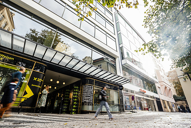 Káva a párek ano, benzin ne. MOL otevřel v Praze první občerstvení mimo pumpu