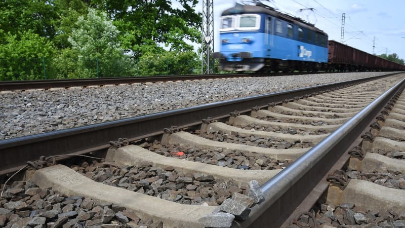 U Pardubic srazil rychlík člověka. Provoz na trati je přerušen