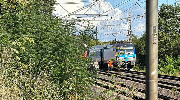 Srážky vlaků s člověkem brzdily železnici. Stála trať z Prahy i koridor u Pardubic