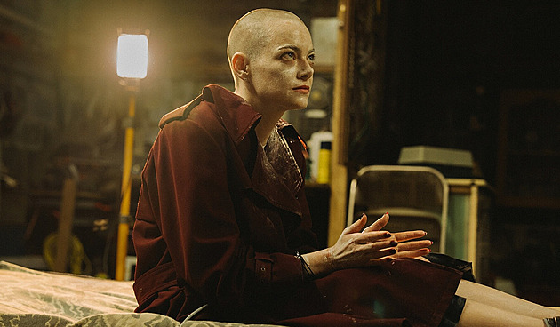 Unesená, spoutaná, ostříhaná. Emma Stone tentokrát perlí ve sklepě