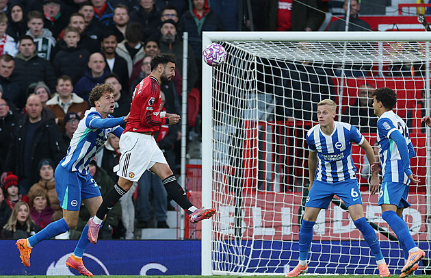 ONLINE: United vedou, nováček v závěru zmrazil Chelsea. Večer hraje Liverpool