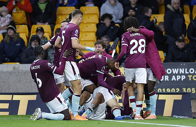 Krejčí asistoval u prohry, Arsenal si upevnil první místo. Aston Villa si vyšlápla na City