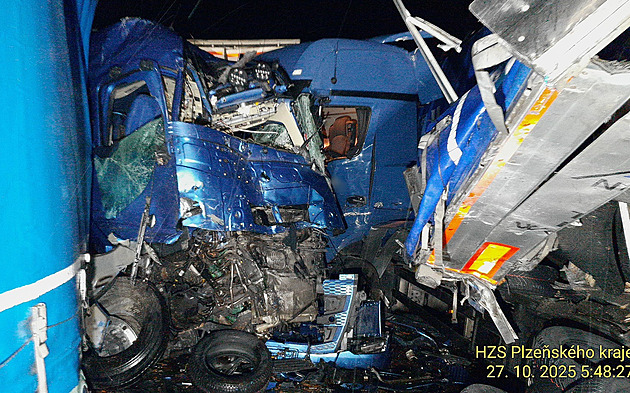 Nehoda dvou nákladních aut blokuje už od rána dálnici D5 na Tachovsku