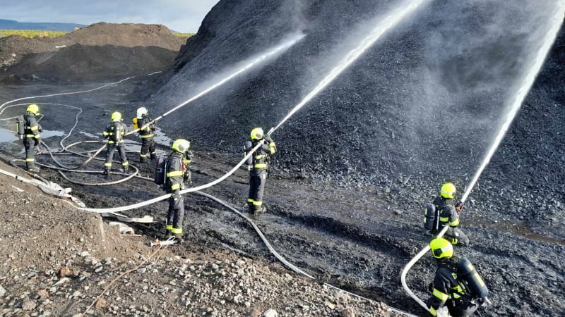 Poplach u Litvínova: Hoří skládka štěpky. Nevětrejte, apelovali severočeští hasiči
