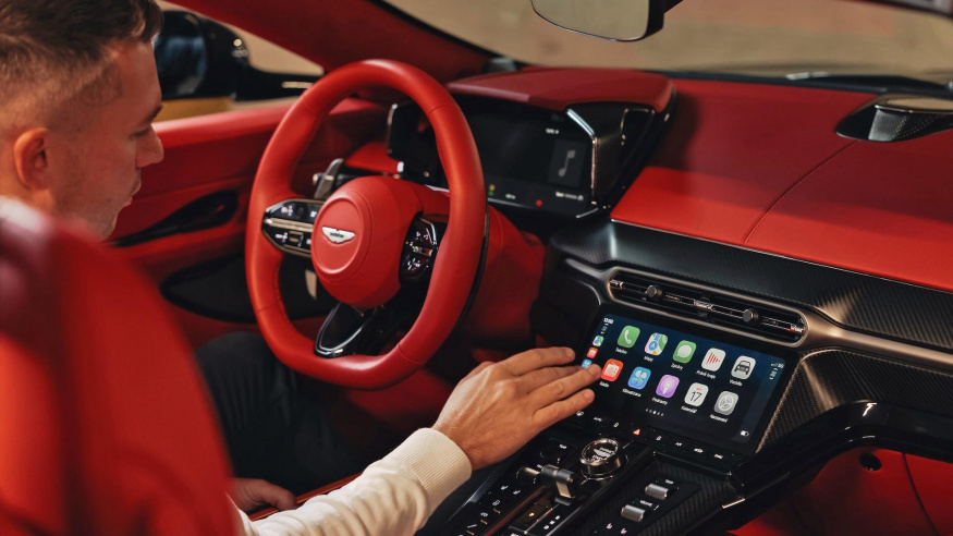 Test exotického Apple CarPlay Ultra: vyzkoušeli jsme ho v Aston Martinu za 6 milionů