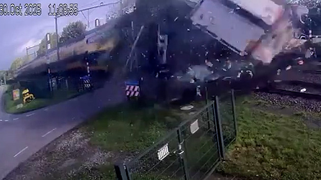 VIDEO: Náklaďák v Nizozemsku uvázl na přejezdu, vlak ho smetl v plné rychlosti