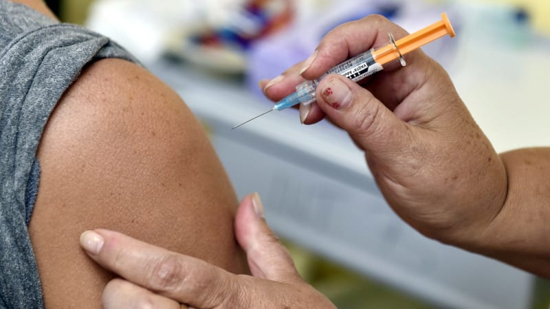 Vznikne vakcína na rakovinu? Očkování proti covidu prodlouží život lidem s nádorem, tvrdí studie