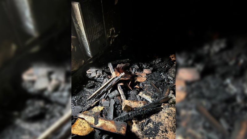 Tři děti se nadýchaly kouře při požáru domu na Trutnovsku. Hasit pomáhali i Poláci