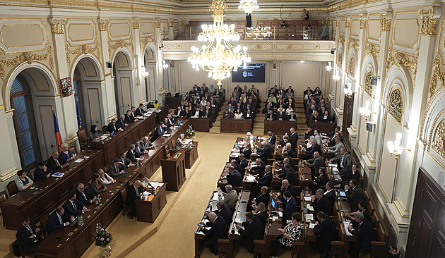 Poslanci složí slib. 108 z nich má zvolit kandidáta SPD do čela Sněmovny