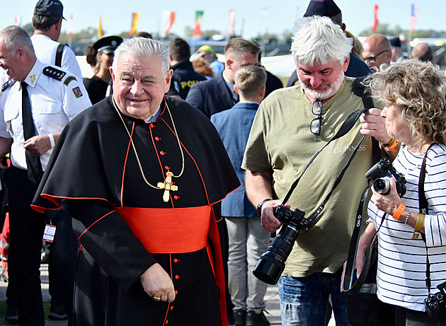 Laskavý hlas, statečný učitel. Politici i blízcí vzpomínají na kardinála Duku