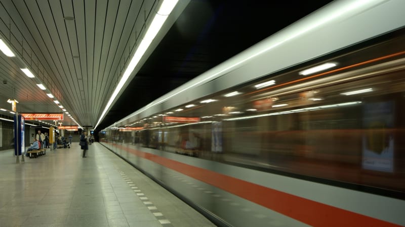 Metro na lince C srazilo člověka. Mezi Ládvím a Florencí soupravy stojí