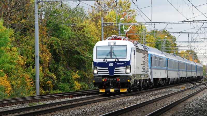 Trojice zlodějů kabelů ochromila dopravu na železnici. Mužům hrozí až šest let vězení