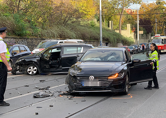 Ochromená doprava ve Vršovicích. U zastávky Krymská se srazila dvě auta
