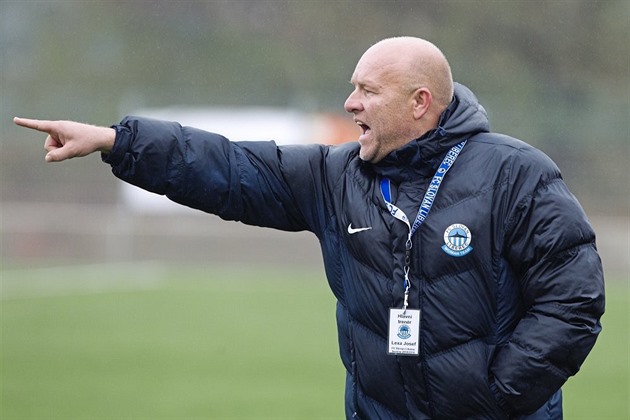 Díky! Bývalý ligový fotbalista Lexa s vedoucí týmu zachránili řidiče autobusu